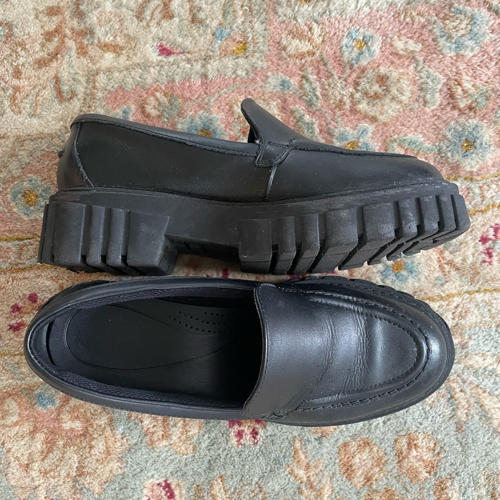 Clark’s women’s black chunky loafers. Very lightly worn. Soft leather, true 8.5